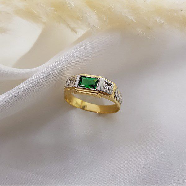 anel de formatura com pedra verde