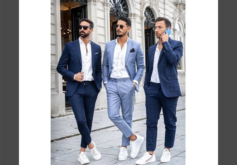 combinar blazer e tênis branco