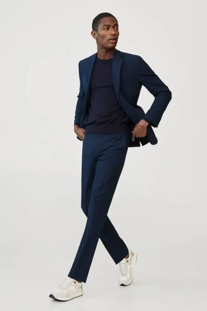 blazer marinho com tênis branco