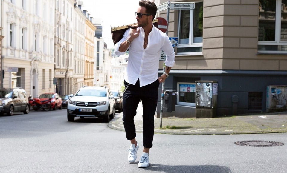 blazer bege com tênis branco
