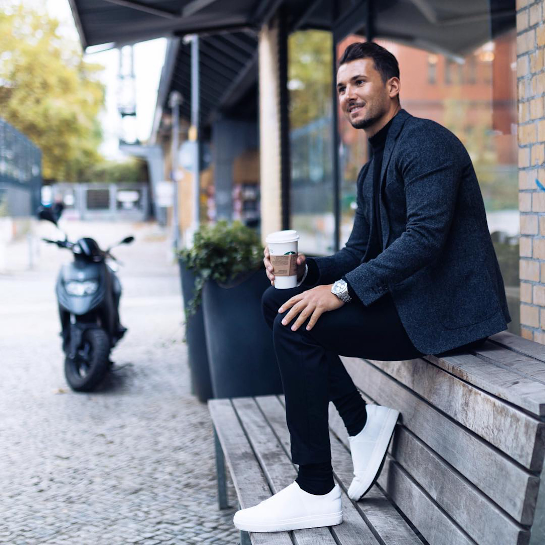 look de casamento de dia masculino com tênis