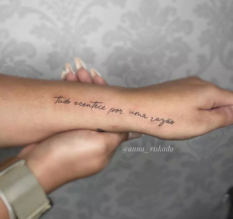 tatuagem de frase em volta do braço