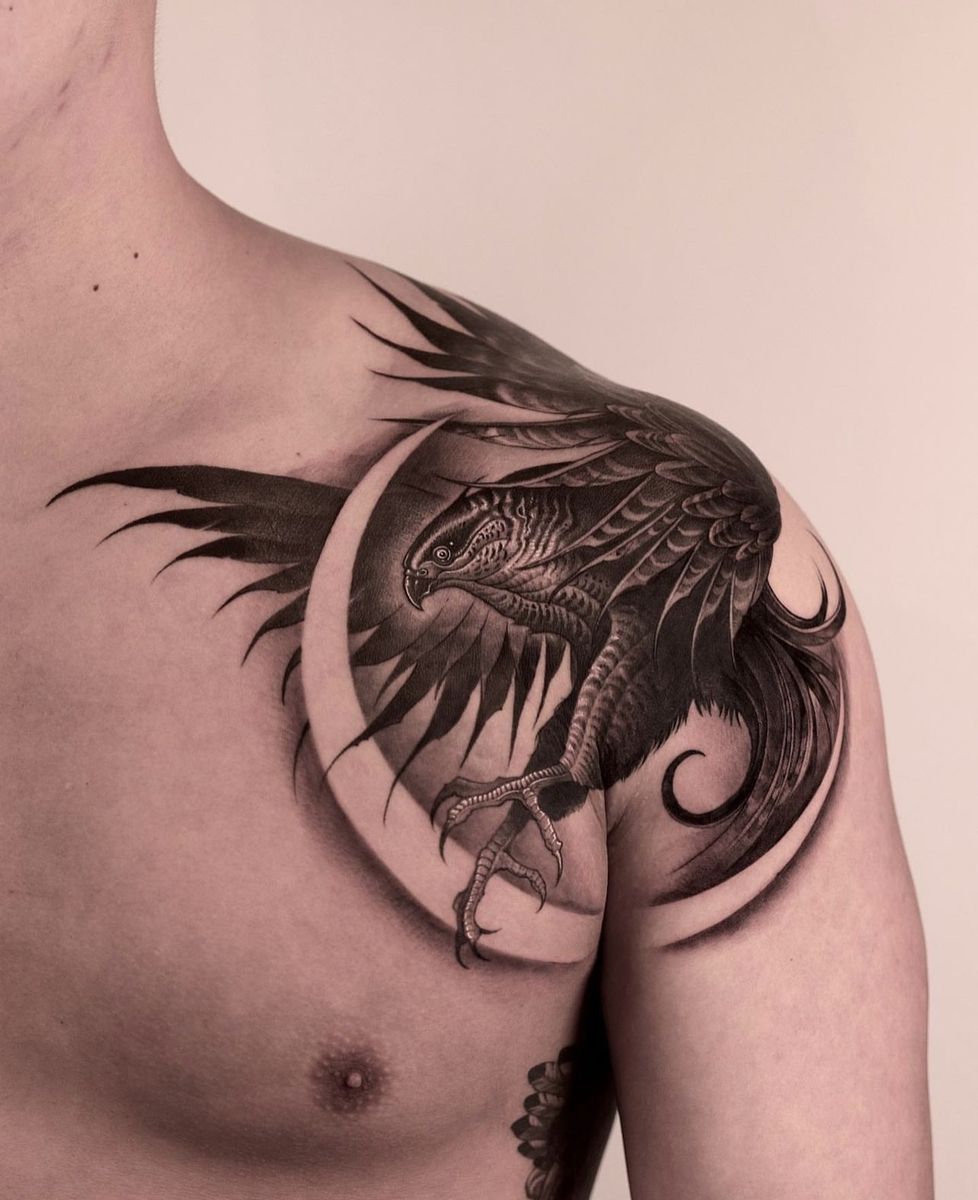 tatuagem tribal no ombro masculino