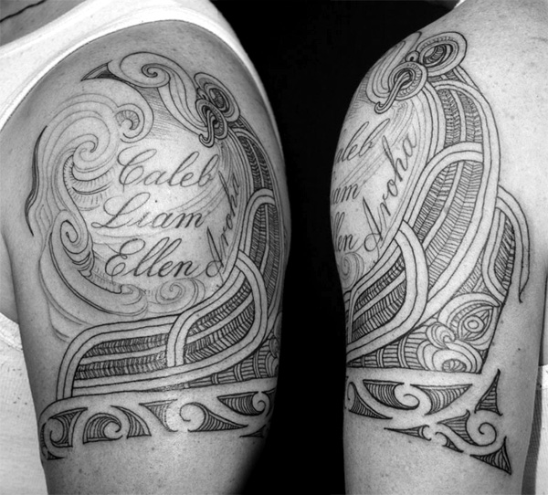tatuagem realista preto e cinza no ombro