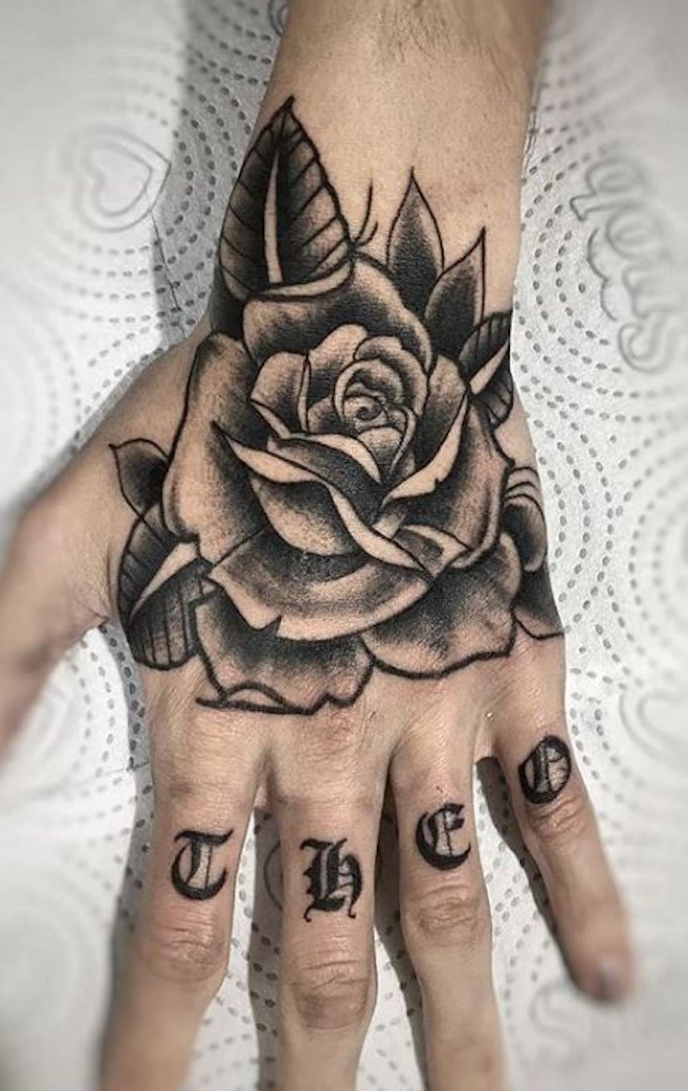 tattoo na mão masculina