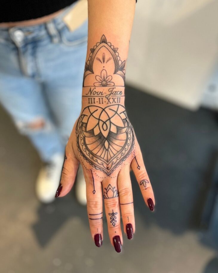 tatuagem discreta na mão