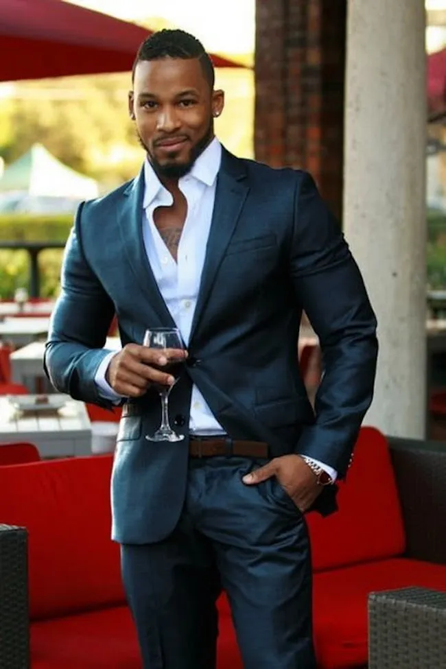 camisa azul marinho com terno preto