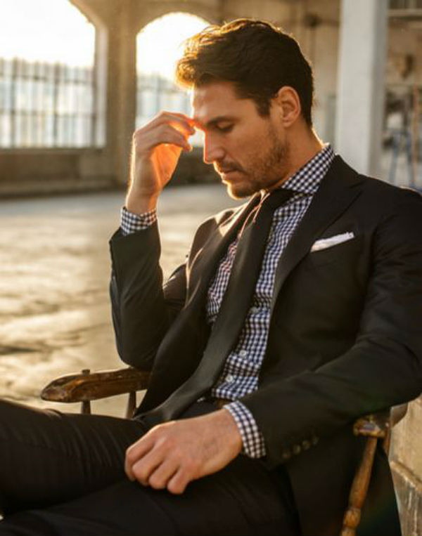 terno preto casual com camisa azul