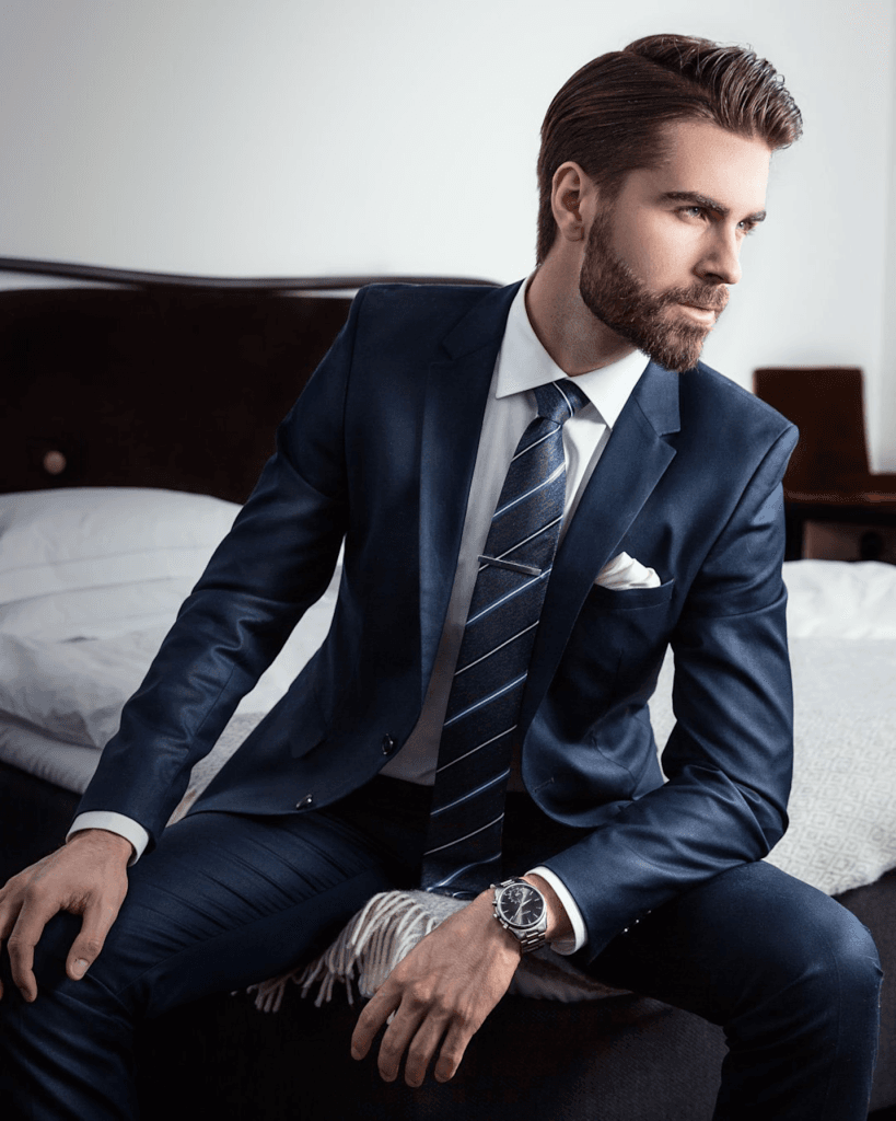 terno preto com gravata azul